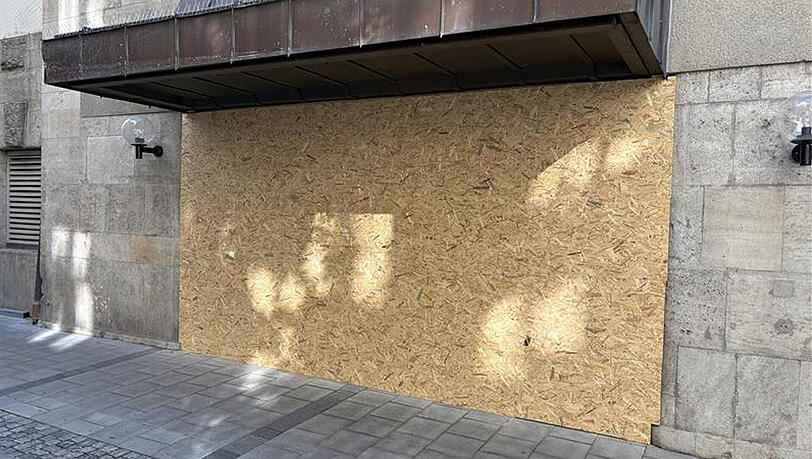 Um die Schaufenster im Erdgeschoss vor einer möglichen Zerstörung zu schützen, ließ Oberpollinger am Mittwoch mit Pressspanplatten als Schutz aufbauen. Um die Schaufenster im Erdgeschoss vor einer möglichen Zerstörung zu schützen, ließ Oberpollinger am Mittwoch mit Pressspanplatten als Schutz aufbauen.