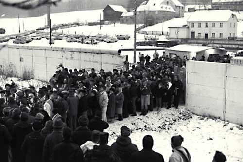 Genau einen Monat nach dem Fall der Berliner Mauer, am 9. Dezember 1989, wird der Grenzübergang Mödlareuth eröffnet.