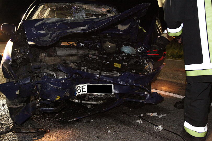 Bei Warngau ist ein Autofahrer bei einem heftigen Frontalcrash ums Leben gekommen. Der Mann wollte überholen und rauschte dabei mit einem anderen Wagen auf der Gegenfahrbahn zusammen.