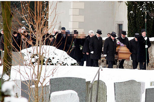 Abschied von Katrin Michalk. Auf einem kleinen Friedhof in Sachsen ist das Mordopfer von München am Samstag beigesetzt worden.