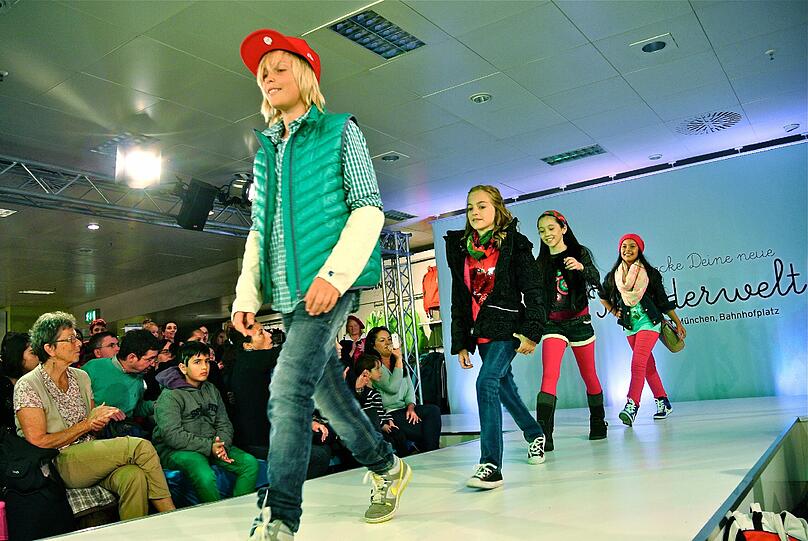 Tolle Show: 25 junge Laufsteg-Talente präsentierten am Samstag in der neuen Kinderwelt bei KARSTADT am Bahnhofplatz Mode-Trends