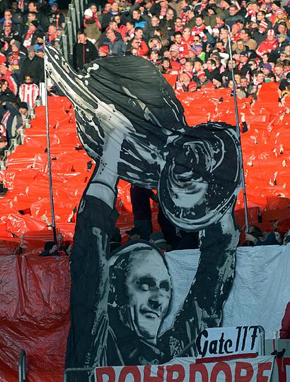 Die Fans des FC Bayern gedachten ihrem ehemaligen Trainer Udo Lattek, der am vergangenen Wochenende verstorben war.