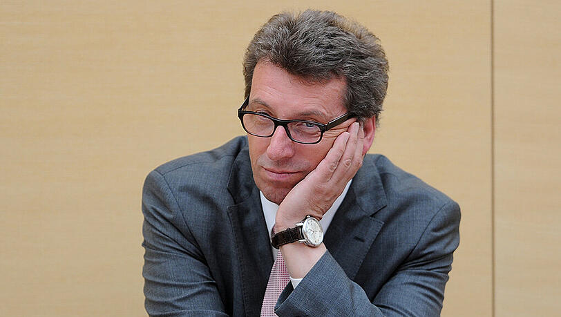 Angeschlagen vor Gericht: Über seine wirtschaftlichen Verhältnisse wollte Georg Schmid nicht selber sprechen. Sein Anwalt übernahm diesen Part. Angeschlagen vor Gericht: Über seine wirtschaftlichen Verhältnisse wollte Georg Schmid nicht selber sprechen. Sein Anwalt übernahm diesen Part.