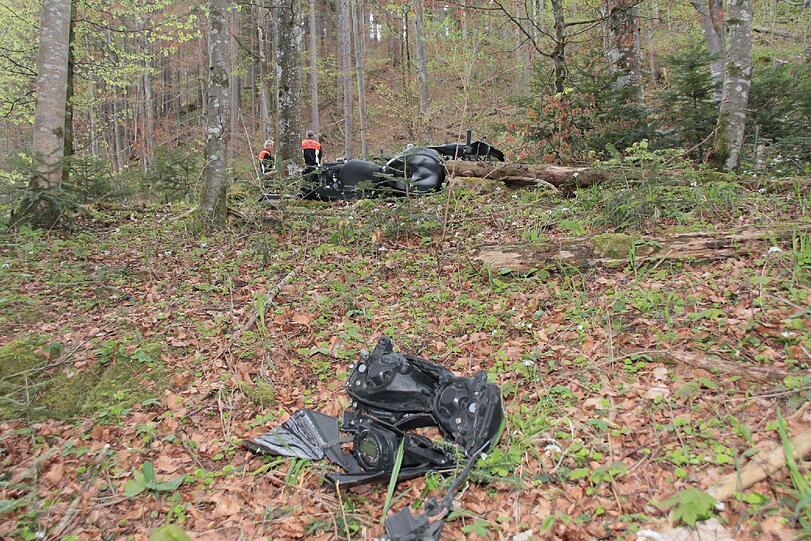 Der 25-Jährige knallte mit seiner Kawasaki Ninja gegen einen Baum und erlag wenig später seinen schweren Verletzungen - die Bilder von der Unfallstelle.