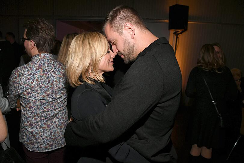 Wohl eher nicht. Backstage zeigt sich Michelle nämlich ziemlich verliebt mit ihrem neuen Freund Daniel Zlotin.