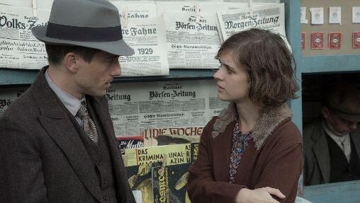 Babylon Berlin: Gereon Rath (VOLKER BRUCH) mit Charlotte (LIV LISA FRIES) Babylon Berlin: Gereon Rath (VOLKER BRUCH) mit Charlotte (LIV LISA FRIES)