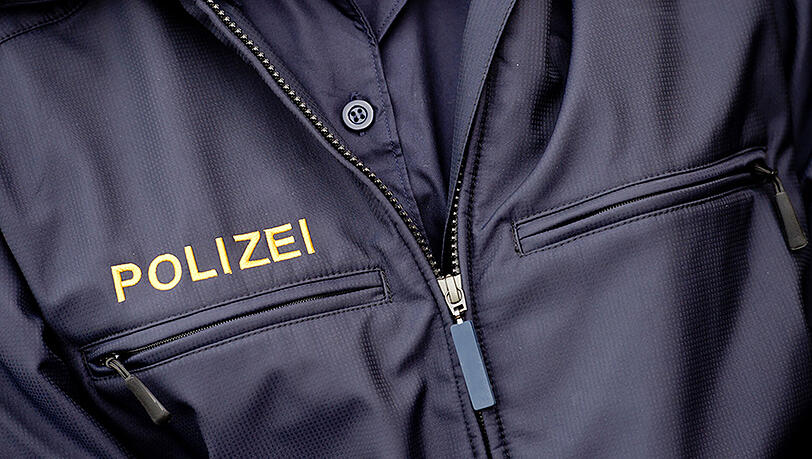 Die Betrüger gaben sich als Polizeibeamte aus. (Symbolbild) Die Betrüger gaben sich als Polizeibeamte aus. (Symbolbild)