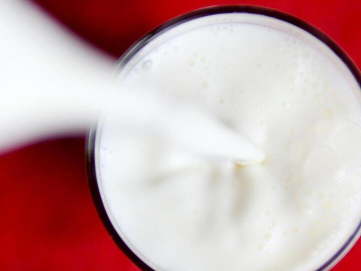 Frische Milch wird in ein Glas geschüttet. Foto: Roland Weihrauch/dpa/Archivbild/Symbolbild