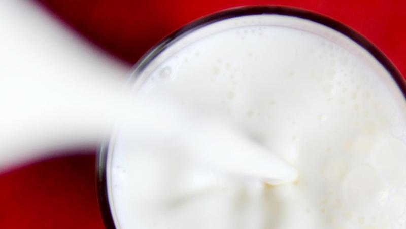 Frische Milch wird in ein Glas geschüttet. Foto: Roland Weihrauch/dpa/Archivbild/Symbolbild Frische Milch wird in ein Glas geschüttet. Foto: Roland Weihrauch/dpa/Archivbild/Symbolbild