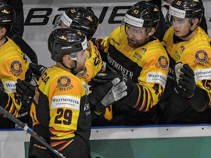 Leon Draisaitl (l) jubelt mit seinen Teamkollegen nach seinem Treffer zum 2:1 gegen Österreich.