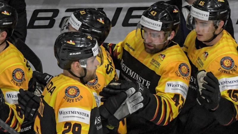Leon Draisaitl (l) jubelt mit seinen Teamkollegen nach seinem Treffer zum 2:1 gegen Österreich. Leon Draisaitl (l) jubelt mit seinen Teamkollegen nach seinem Treffer zum 2:1 gegen Österreich.