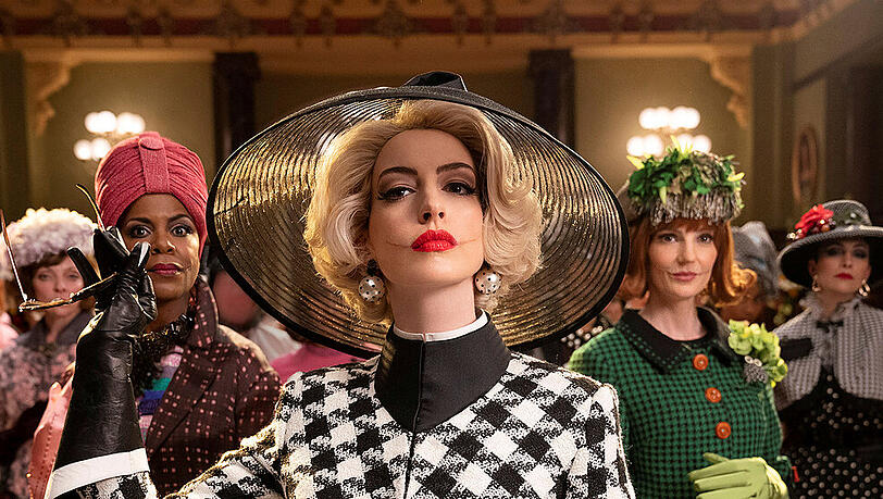Anne Hathaway (vorne) als Hoch-Großmeisterhexe in "Hexen hexen". Anne Hathaway (vorne) als Hoch-Großmeisterhexe in "Hexen hexen".