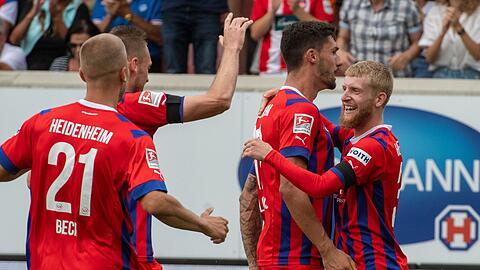Bejubelt das Tor zum 2:0 gegen Braunschweig: Heidenheims Tim Kleindienst (2.v.r).