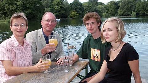 Mit der Familie im Englischen Garten: Franz Maget mit Ehefrau Dorle, Sohn Klemens und Tochter Sara.