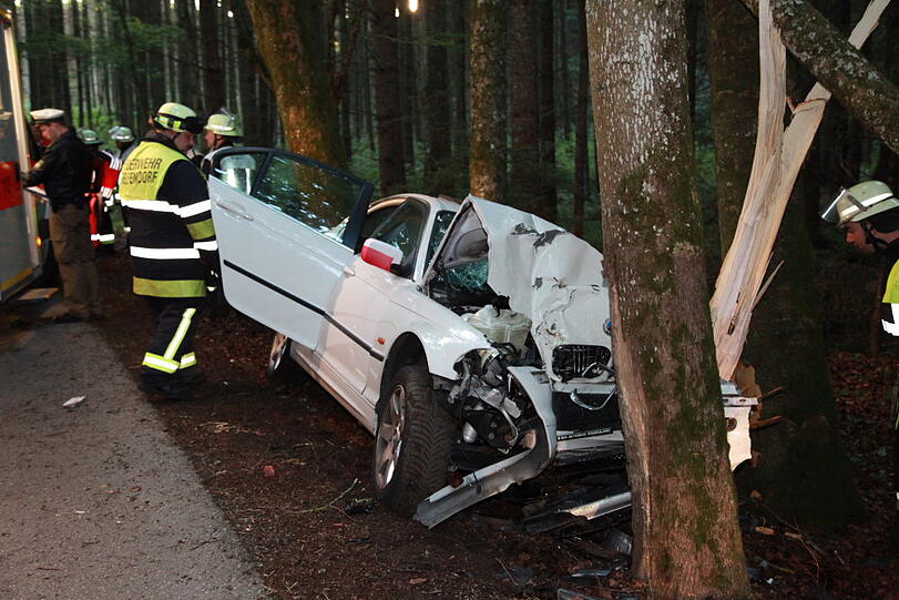 Bei einem schweren Verkehrsunfall sind am Sonntag vier Männer schwer verletzt worden. Die Unfallursache ist noch ungeklärt. Der Fahrer des BMW war von der Straße abgekommen und in eine Baumgruppe gerast - die Bilder des Unfalls.