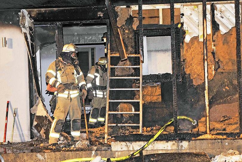 Die Feuerwehr konnte ein Übergreifen der Flammen auf nebenstehende Häuser verhindern.