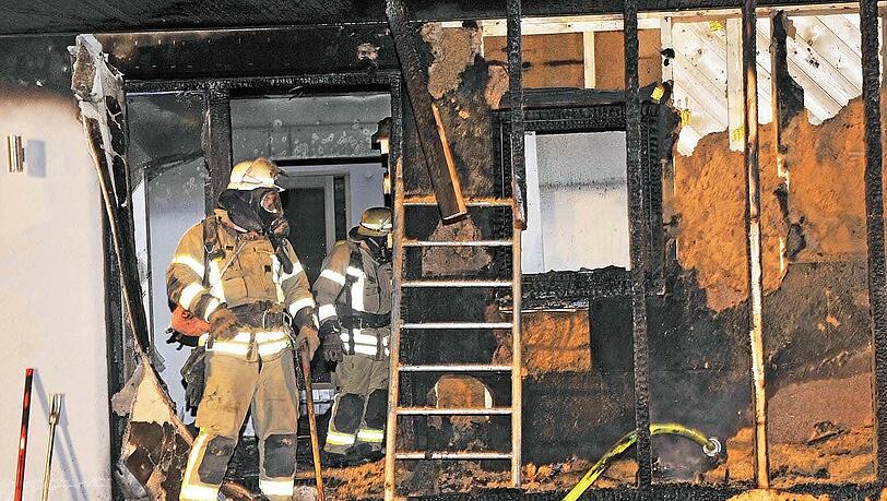 Die Feuerwehr konnte ein Übergreifen der Flammen auf nebenstehende Häuser verhindern. Die Feuerwehr konnte ein Übergreifen der Flammen auf nebenstehende Häuser verhindern.