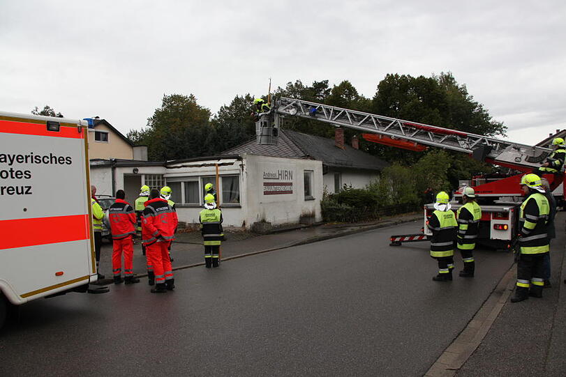 Das marode Hausdach sit in sich zusammengefallen. Bilder vom Feuerwehreinsatz.