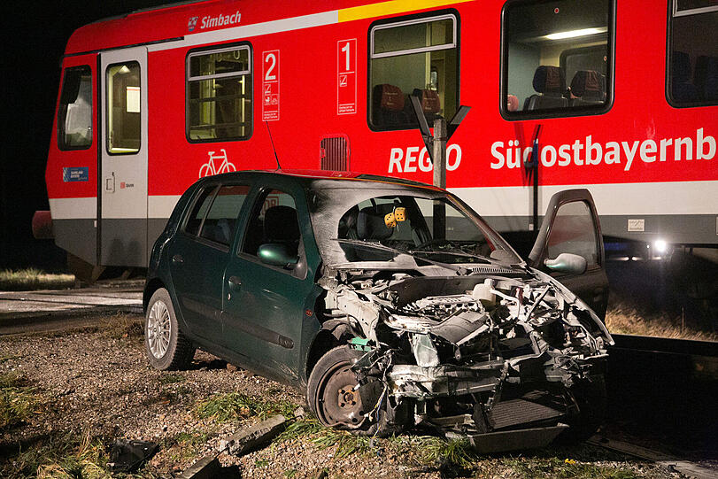 Das Auto der 18-Jährigen wurden beim Zusammenstoß total zerstört. Die junge Fahrerin überstand den Crash dennoch unversehrt. Die Bilder vom Unfall.