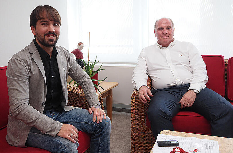 Der designierte Bayern-Präsident Uli Hoeneß (rechts) und AZ-Redakteur Julian Buhl im Gespräch.