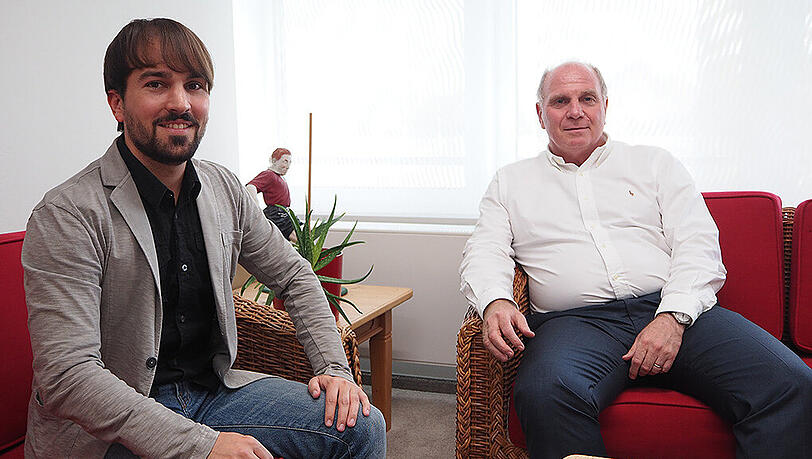 Der designierte Bayern-Präsident Uli Hoeneß (rechts) und AZ-Redakteur Julian Buhl im Gespräch. Der designierte Bayern-Präsident Uli Hoeneß (rechts) und AZ-Redakteur Julian Buhl im Gespräch.
