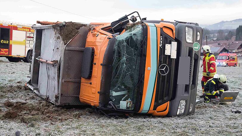 Der schwere Lkw schleuderte auf die Wiese ehe er umkippte und sich überschlug - die Bilder von der Unfallstelle.