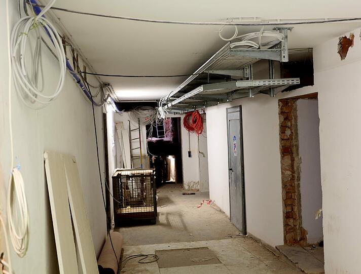 Hier wird das Gebäude an der Kapellenstraße zum neuen Ordinariat umgebaut. Die Bilder von der Baustelle.