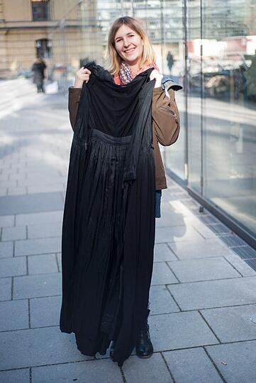 Teresa (21) hat sich ein Kleid für 18 € gekauft. Sie möchte es für Fasching verwenden, was genau, weiß sie noch nicht.