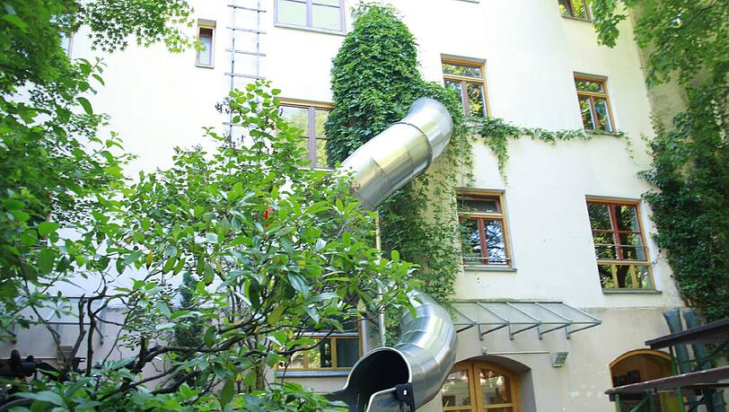 Zwei Zimmer, Küche, Bad – und Rutsche zum Hof: Hier darf die von Eltern geführte Kita doch bleiben. Zwei Zimmer, Küche, Bad – und Rutsche zum Hof: Hier darf die von Eltern geführte Kita doch bleiben.