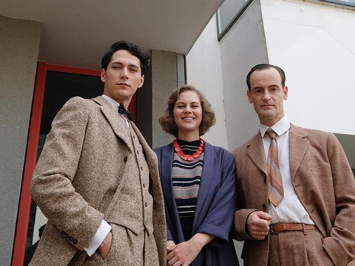 Noah Saavedra (l-r) (Paul Seligmann), Alicia von Rittberg als Lotte Brendel und Jörg Hartman (Walter Gropius) am Set des Films "Lotte am Bauhaus".