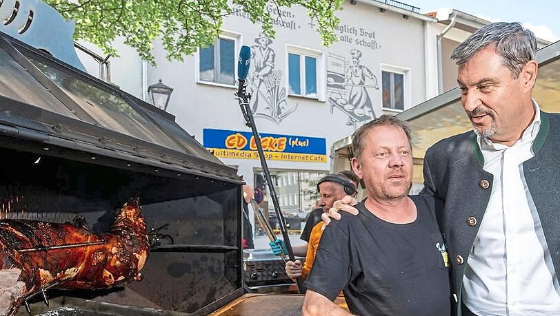 Markus Söder (CSU) beim Schweine-Grillen.