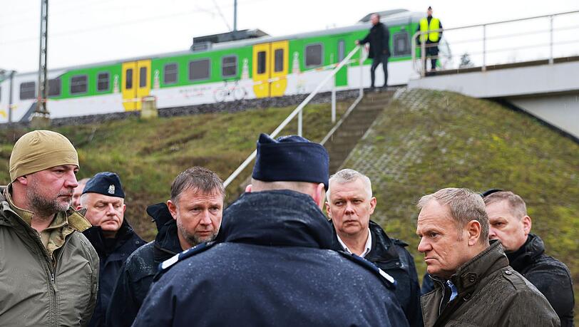 Ministerpräsident Tusk besichtigte die beschädigte Eisenbahnstrecke. Ministerpräsident Tusk besichtigte die beschädigte Eisenbahnstrecke.