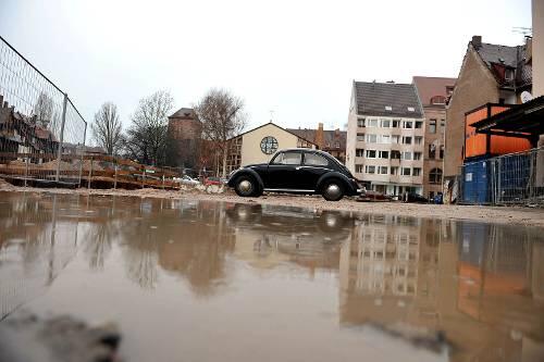 Hier sollen bald mehr Autos als nur der alte VW-Käfer parken.
