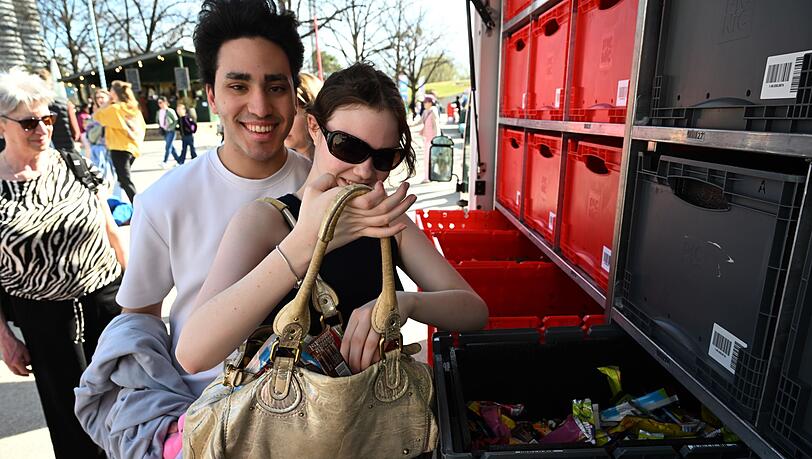 Schoko-Eier gegen Papp-Ostereier gab es bei der Aktion im Olympiapark.