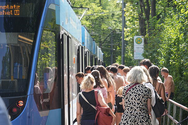 Bei den zahlreichen Schwimmern wird es sehr voll in der Tram. Zum Glück verfügt das Fahrzeug über eine Klimaanlage und sorgt so für Abkühlung. Bei den zahlreichen Schwimmern wird es sehr voll in der Tram. Zum Glück verfügt das Fahrzeug über eine Klimaanlage und sorgt so für Abkühlung.