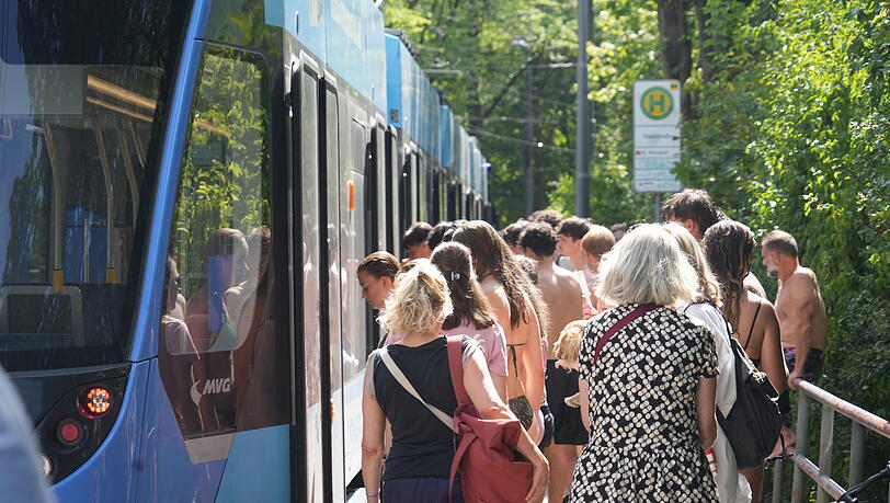 Bei den zahlreichen Schwimmern wird es sehr voll in der Tram. Zum Glück verfügt das Fahrzeug über eine Klimaanlage und sorgt so für Abkühlung. Bei den zahlreichen Schwimmern wird es sehr voll in der Tram. Zum Glück verfügt das Fahrzeug über eine Klimaanlage und sorgt so für Abkühlung.