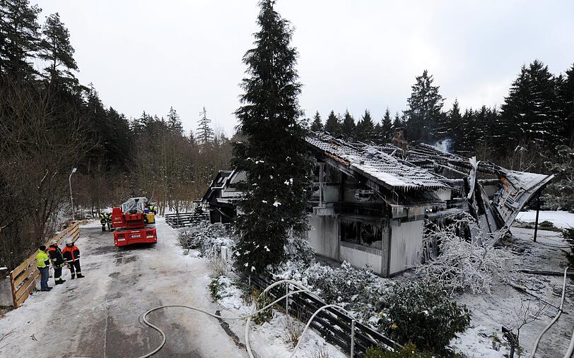 Das Einfamilienhaus ist bist auf die Grundmauern abgebrannt. Die Temperaturen hatten die Löscharbeiten erschwert.