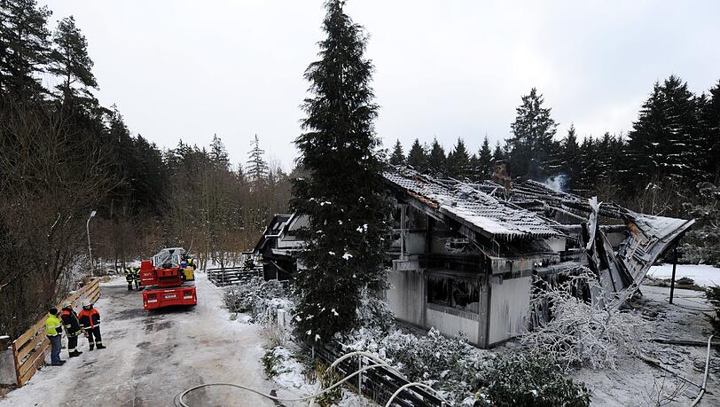 Das Einfamilienhaus ist bist auf die Grundmauern abgebrannt. Die Temperaturen hatten die Löscharbeiten erschwert. Das Einfamilienhaus ist bist auf die Grundmauern abgebrannt. Die Temperaturen hatten die Löscharbeiten erschwert.