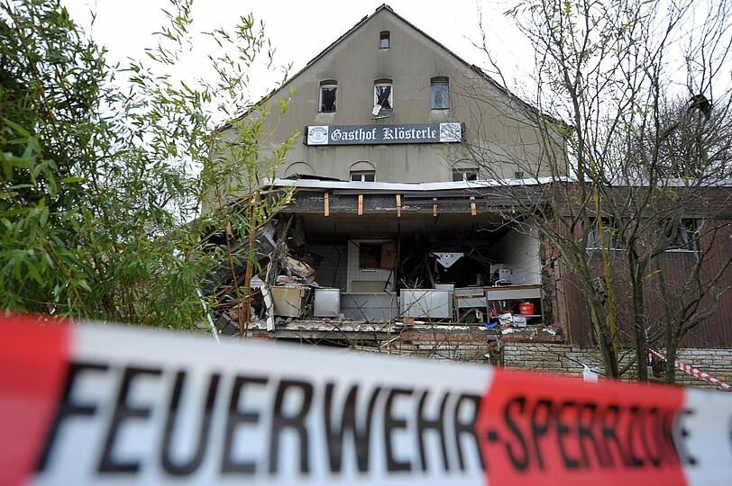 Bei einer Nürnberger Gaststätte explodierte ein Nebengebäude und verursachte großen Schaden. Die Ursache ist bisher nicht bekannt.