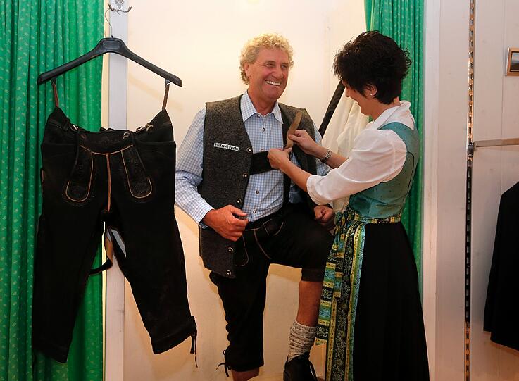 Ned schaung! Jean-Marie Pfaff wird nach 30 Jahren wieder neu in Tracht eingekleidet. Die AZ war bei der Anprobe dabei...