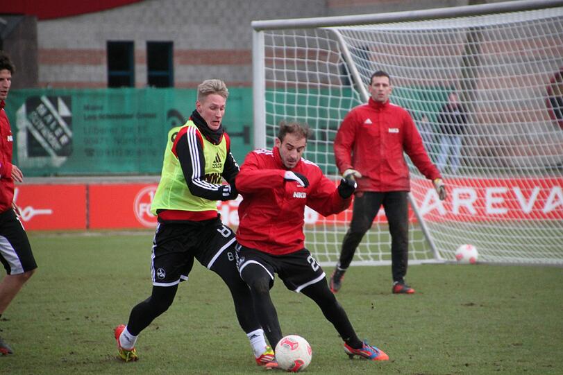 Harter Kampf um den Ball zwischen Sebastian Polter (l.) und Javier Pinola.
