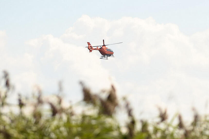 Per Rettungshubschrauber wurde die leblose Person aus dem Chiemsee gerettet. Die Hilfe kam jedoch leider zu spät.