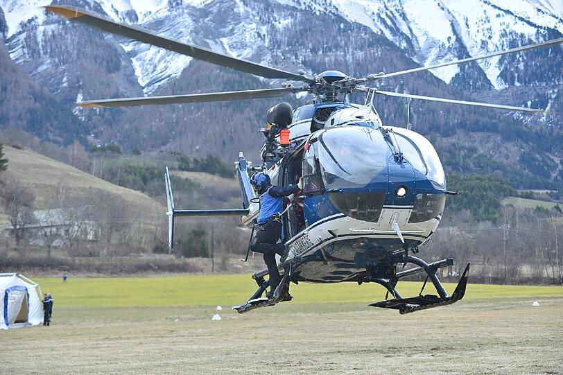 Mehrere hundert Hilfskräfte sind vor Ort, um weiter nach Wrackteilen des Airbus zu suchen.
