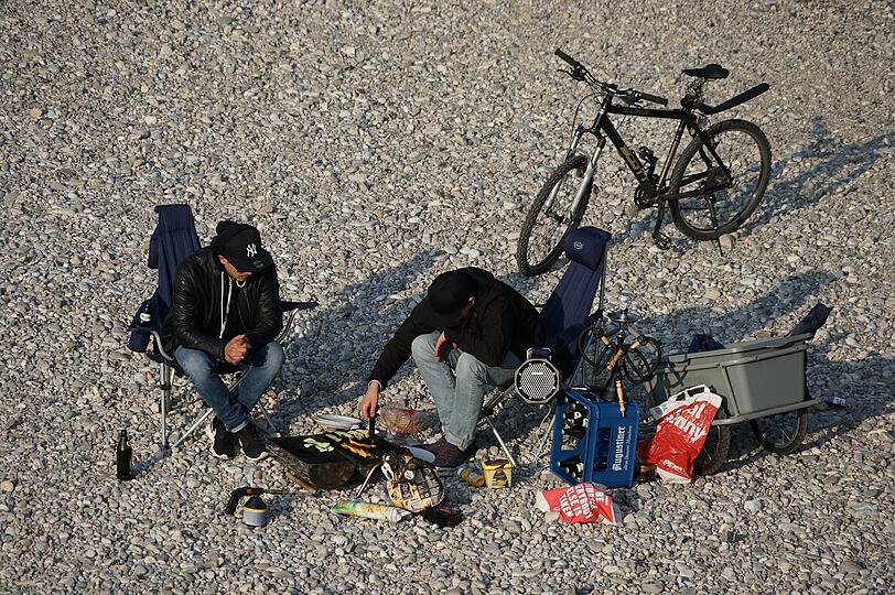 Diese zwei jungen Herren eröffnten am Isar-Ufer ihre Grill-Saison.