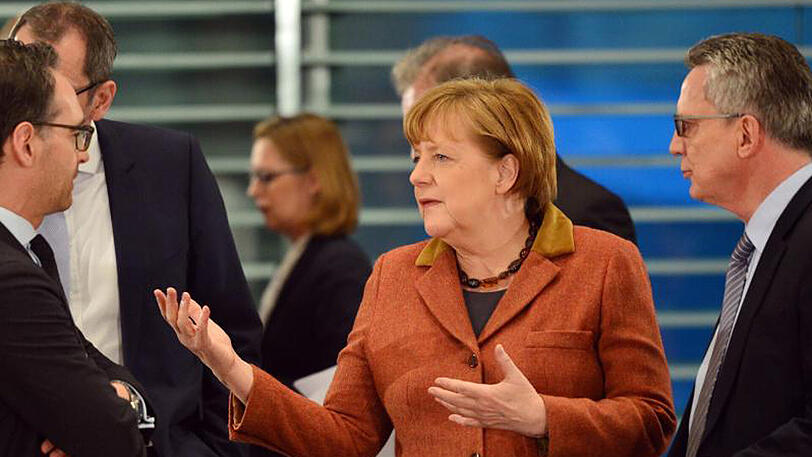 Justizminister Maas (l-r), Kanzlerin Merkel und Innenminister de Maiziere beim Treffen der Regierungschefs der Länder und der Bundesregierung.