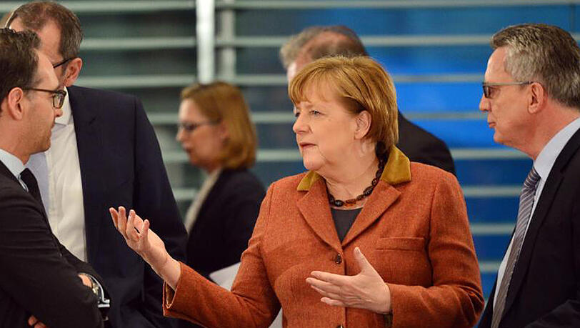 Justizminister Maas (l-r), Kanzlerin Merkel und Innenminister de Maiziere beim Treffen der Regierungschefs der Länder und der Bundesregierung. Justizminister Maas (l-r), Kanzlerin Merkel und Innenminister de Maiziere beim Treffen der Regierungschefs der Länder und der Bundesregierung.