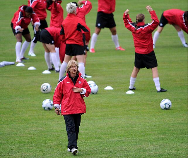 Kanadas Trainerin Carolina Morace vor ihren Spielerinnen.