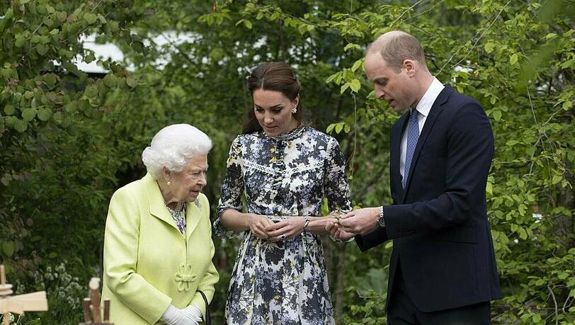 Die Queen bei einem Auftritt mit William und Kate Die Queen bei einem Auftritt mit William und Kate