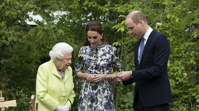 Die Queen bei einem Auftritt mit William und Kate