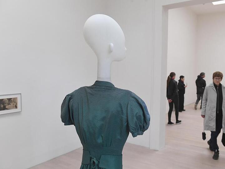 Kunstwerk von Cathy Wilkes im britischen Pavillon in Venedig.